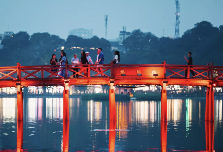 Die bleuchtete Brücke über dem Hoan Kiem See