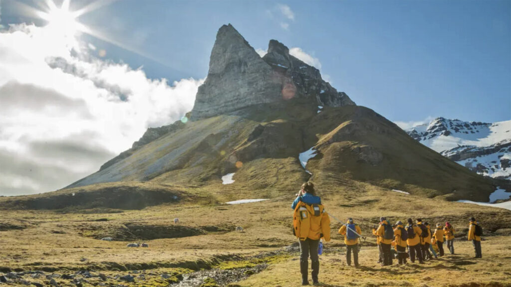 Gruppe vom Schiff auf Landgan in wunderschöner Landschaft