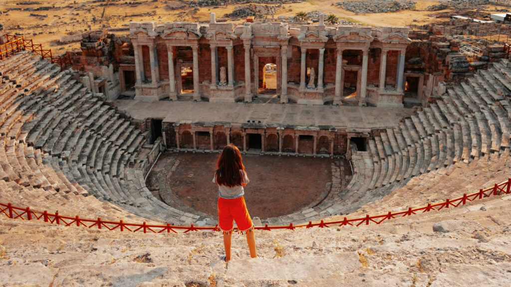 Reisende fotografiert Amphitheater in der Türkei