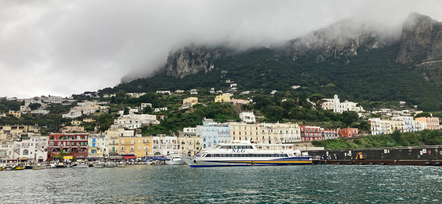 Wolkenverhangenes Capri