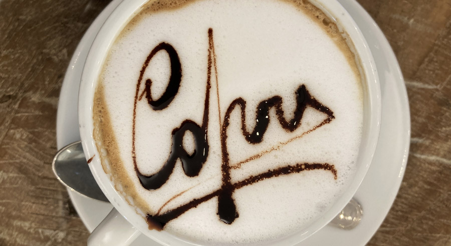 Cappuccino mit Inschrift Capri