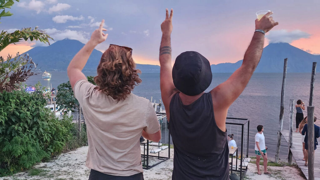 Feiernde Reisende vor See mit Vulkanen