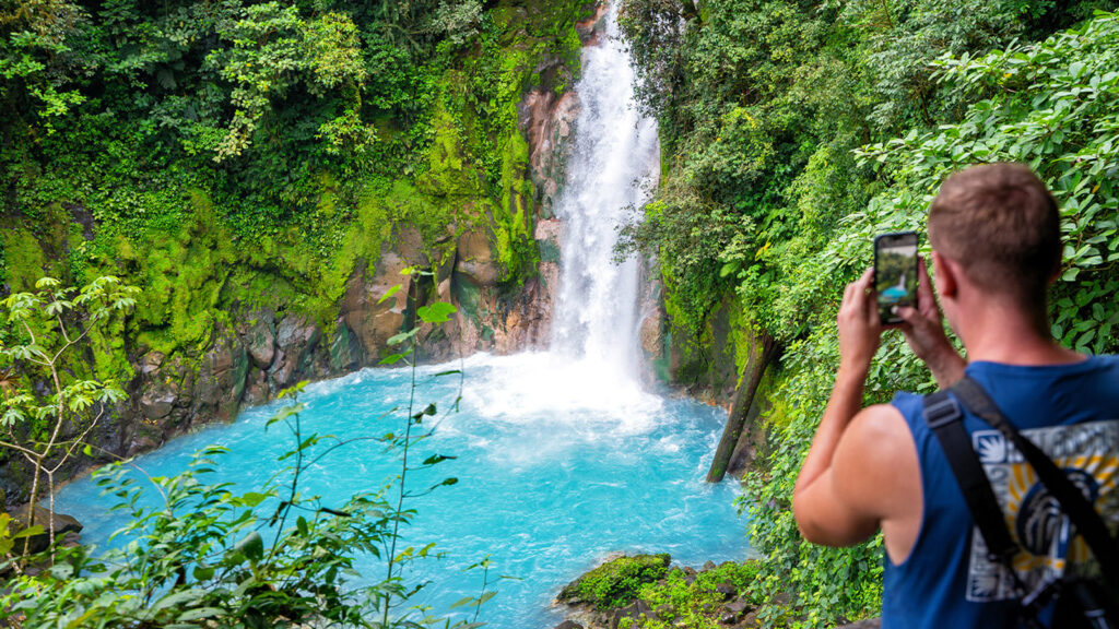 Reisender fotografiert Wasserfall