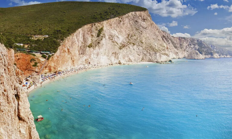 Bucht mit hohen Felswänden auf Lefkada