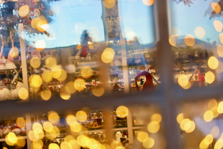 Lichter im Schaufenster vom Weihnachtsmanndorf