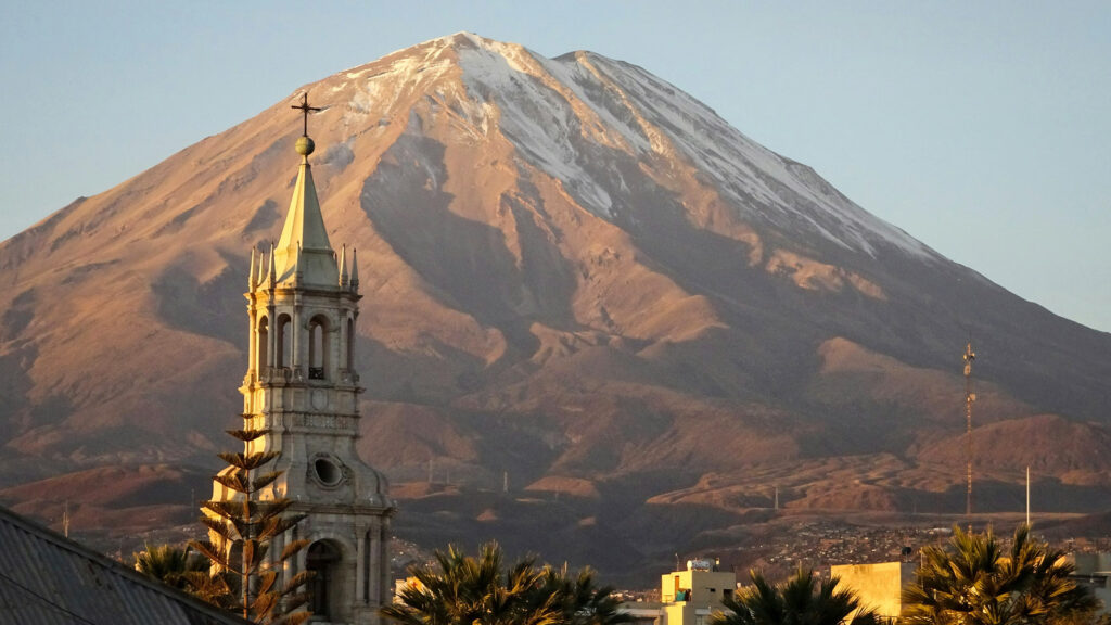 Kirchturm vor Berg in Arequipa