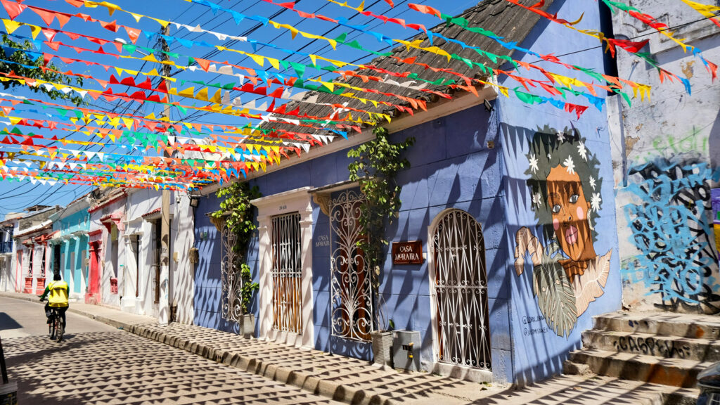 Strasse mit bunten Häusern und Fähnchen in Kolumbien