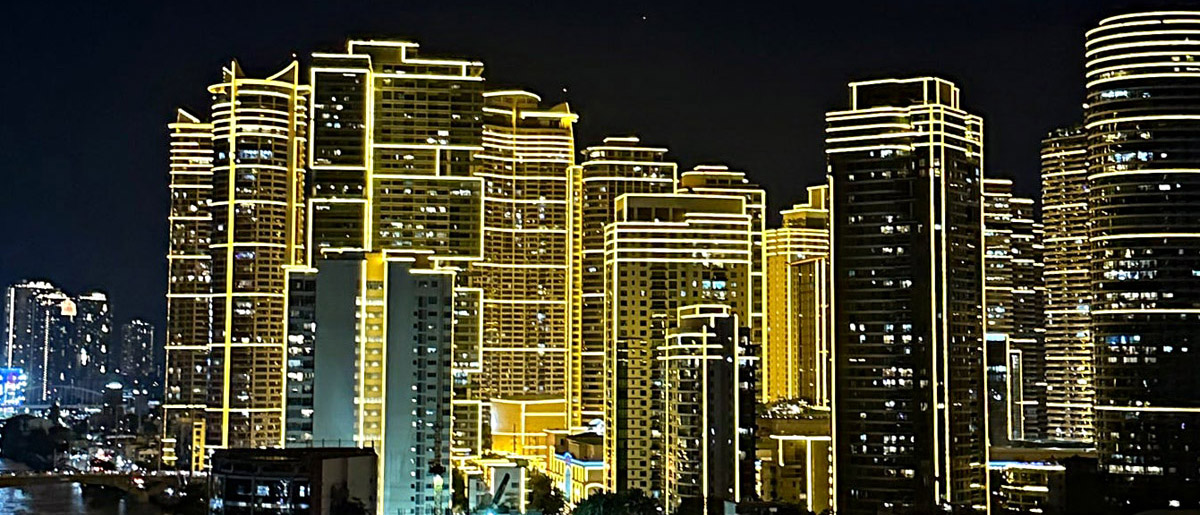 Die beleuchtete Skyline von Manila