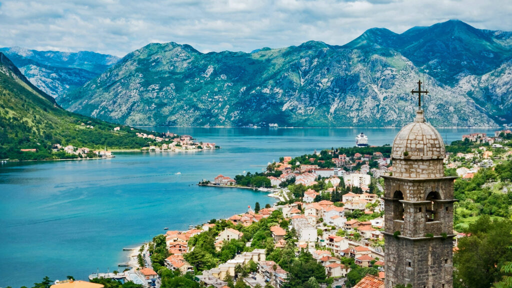Blick auf die Bucht von Kotor mit Turm im Vordergrund