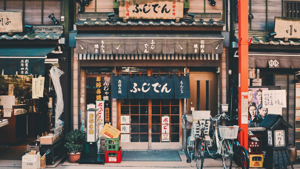 Fahrräder vor traditionellem Laden in Tokio