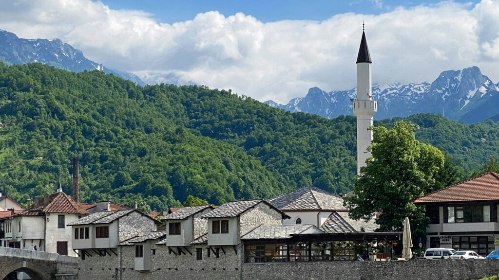 Häuser von Konjic mit Bergen im Hintergrund