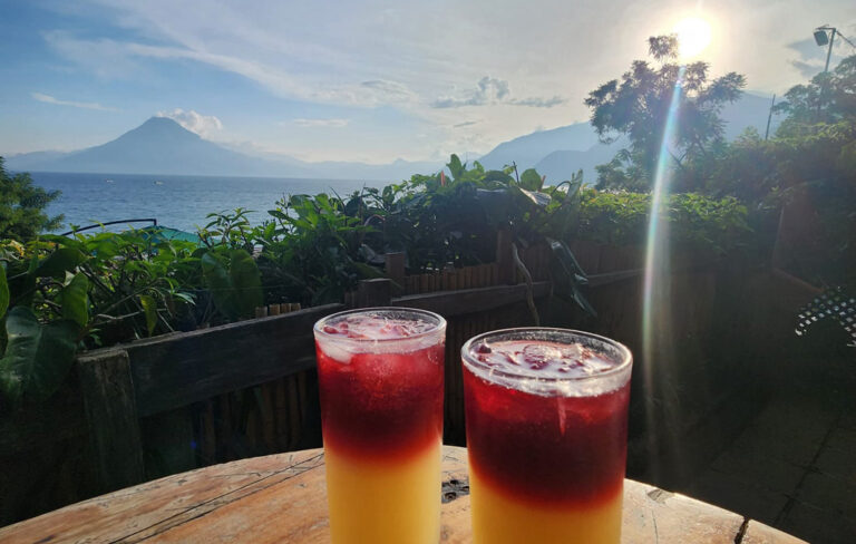 Drinks vor See mit Vulkanen
