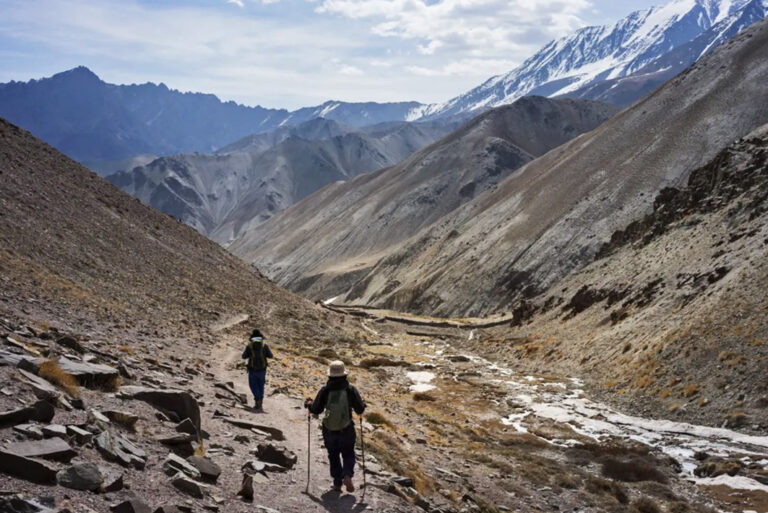 Zwei Wanderer auf dem Ladakh Trek zwischen hohen Bergen