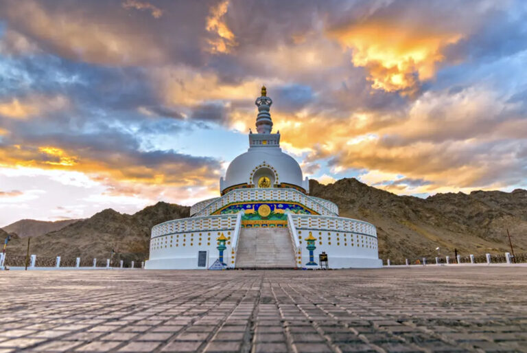 Shanti Stupa bei Sonnenaufgang