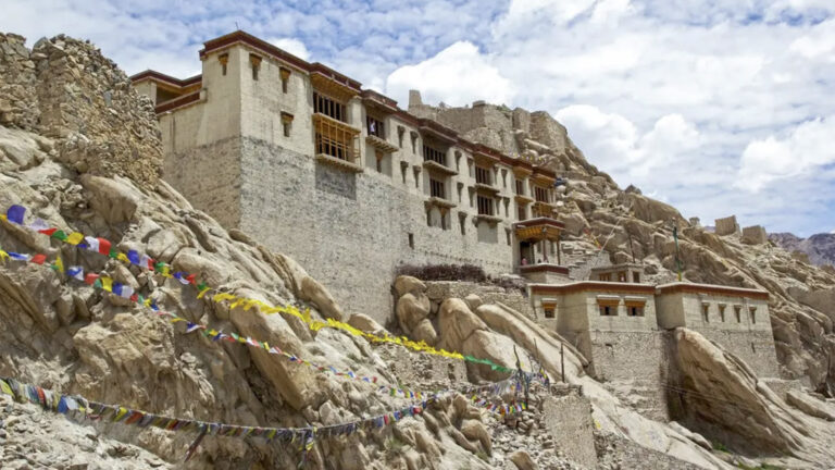 Shey Palast auf Felsen in Nordindien