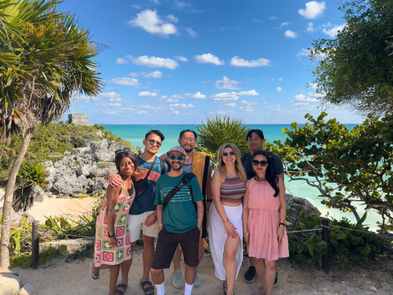 Gruppenbild am Strand von Tulum