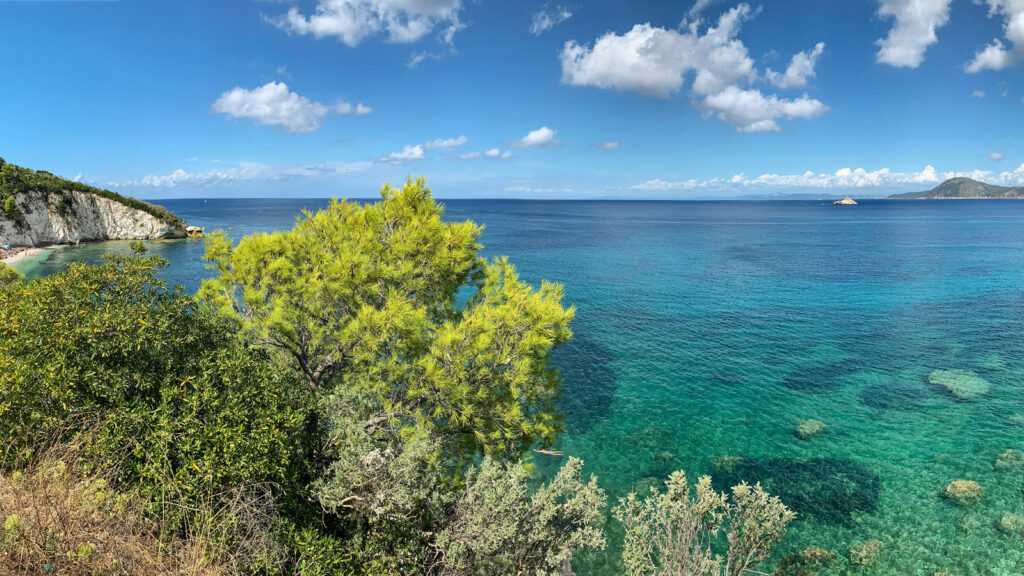 Blick auf das Meer und die Küste von Elba