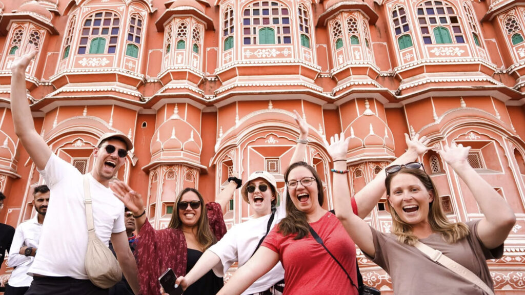 Gruppe vor rosa Gebäude in Indien