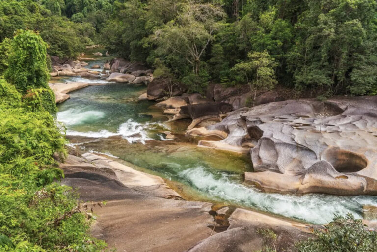 Bizarre Felsformationen am Boulders Creek in Babinda