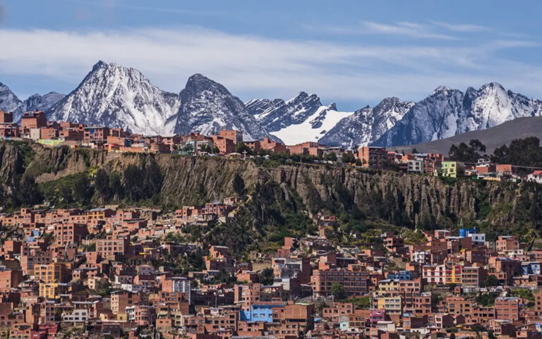 Die bunten Häuser von La Paz mit Bergen im Hintergrund