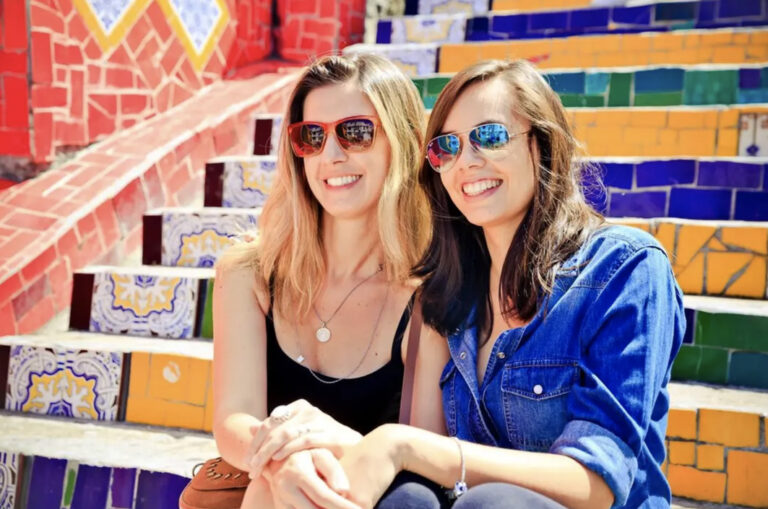 Zwei Mädels auf bunten Treppenstufen in Rio