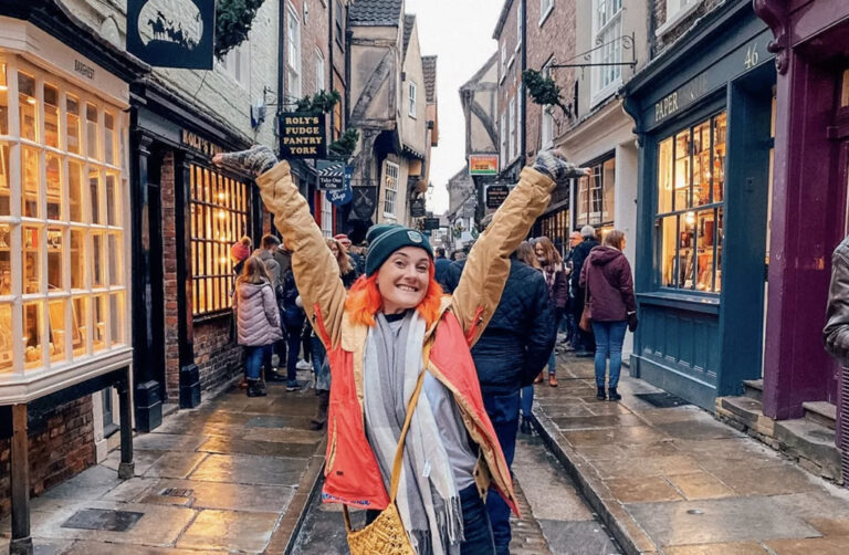 Reisende in York mit hoch erhobenen Händen