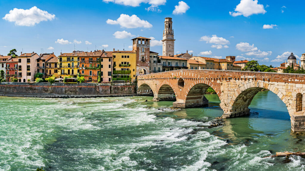 Brücke über Fluss und bunte Häuser von Verona