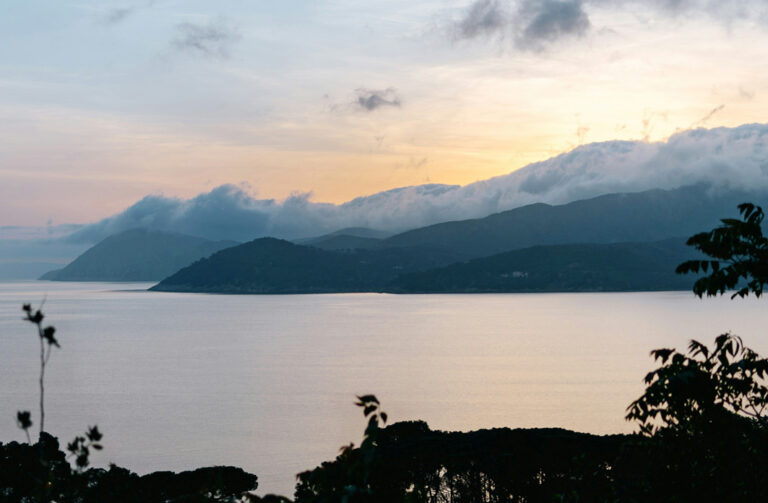 Sonnenaufgang mit wolkenverhangenen Hügeln auf Elba