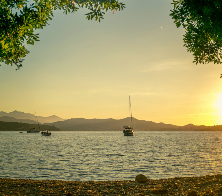 Boote vor Anker bei Sonnenuntergang auf Elba