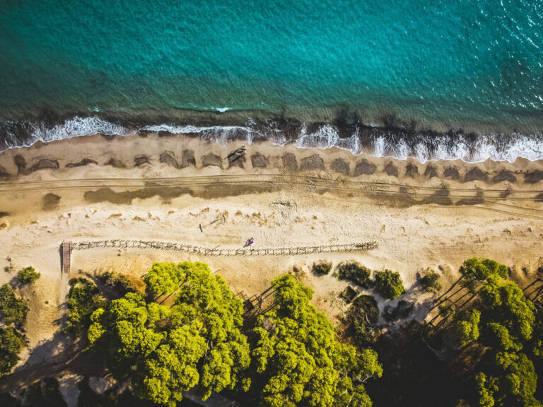 Strand und Meer in Follonica aus Vogelperspektive