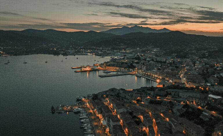 Beleuchteter Hafen von Portoferraio kurz nach Sonnenuntergang