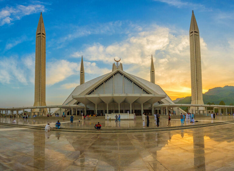 Die brühmte Shah Faisal Moschee bei Sonnenuntergang