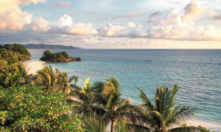 Strand, Palmen, Meer auf Boracay