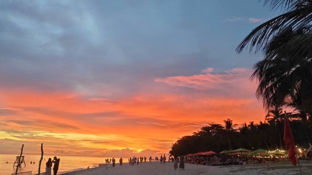 Farbintensiver Sonnenuntergang am Strand