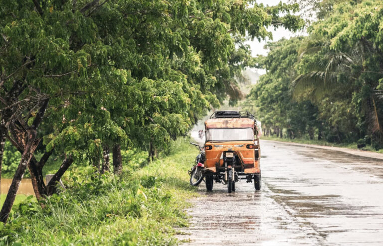 Tuk-Tuk auf nasser Straße