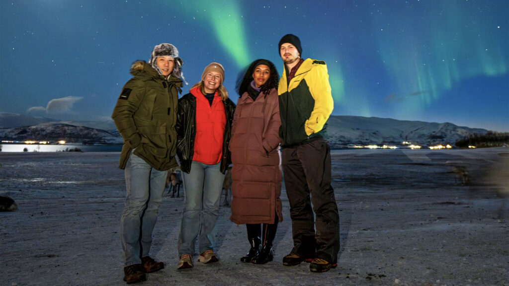 4er Gruppe junger Leute vor Polarlichtern in Norwegen