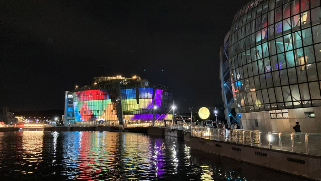 Die schwimmenden Inseln in Seoul beleuchtet bei Nacht