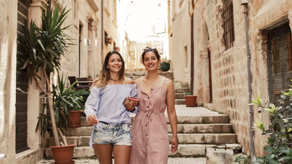 Zwei Mädels schlendern durch die Gassen von Dubrovnik