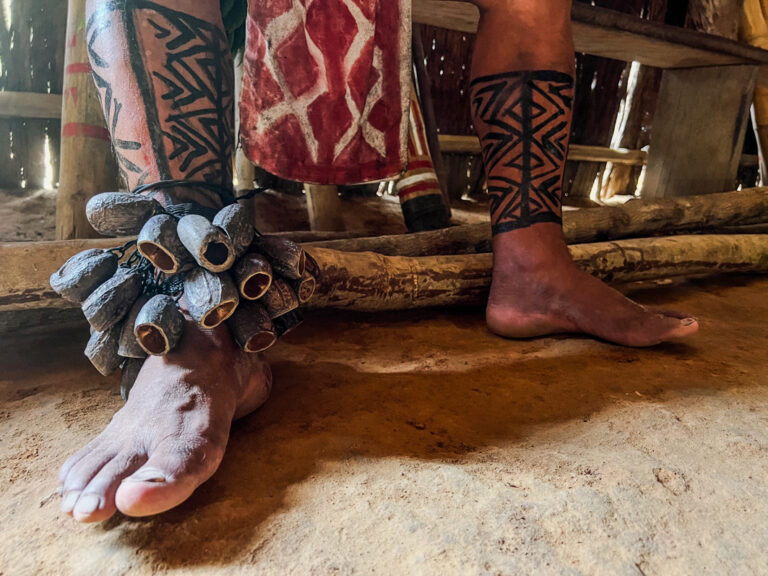 Traditionelle Beinbemalung und Fußschmuck mit Glöckchen