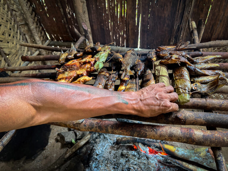 Essen über dem Feuer in der indigenen Hütte