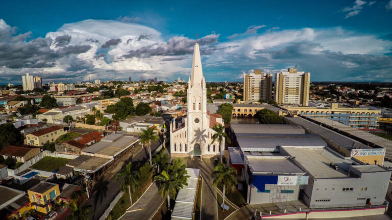Blick auf die Stadt Cuiaba mit Kirche im Mittelpunkt