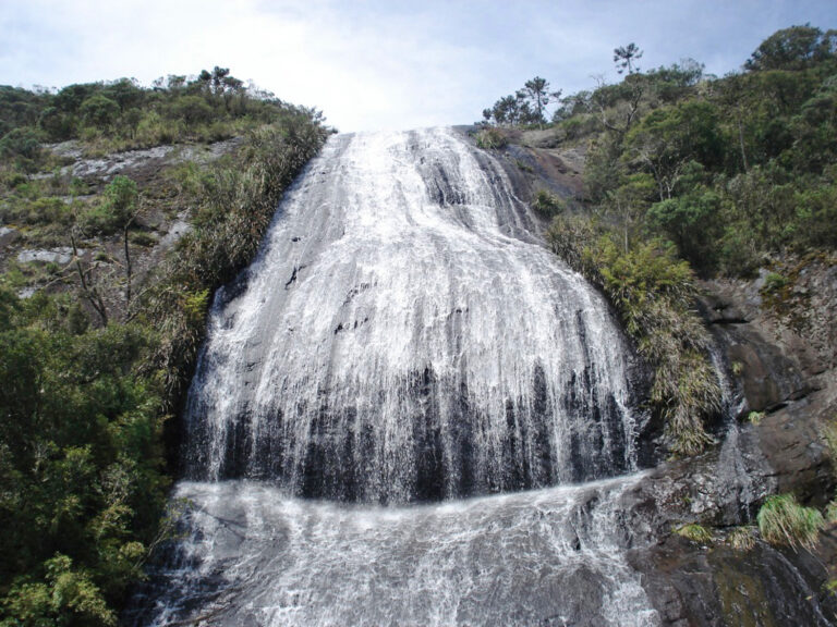 Der Wasserfall Veu da Noiva sieht aus wie ein Brautschleier
