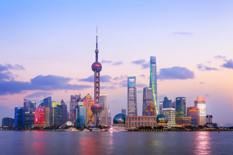 Shanghais Skyline bei Sonnenuntergang