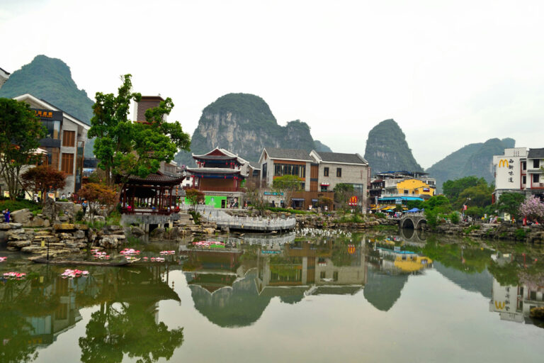 Yangshuo - Häuser spiegeln sich auf der Wasseroberfläche
