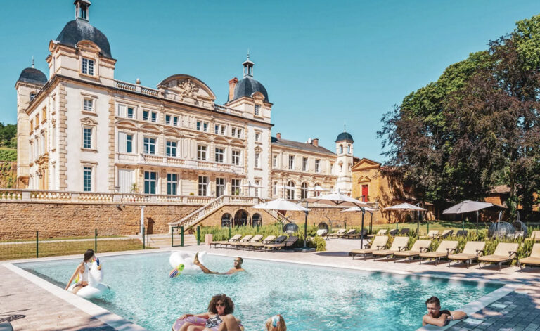 Gruppe im Pool vor dem Château de Cruix von Contiki