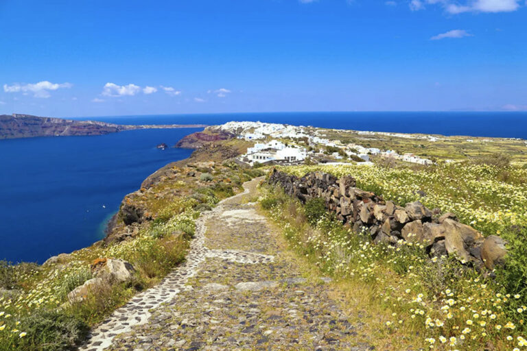 Wanderweg auf Santorini, direkt am Meer