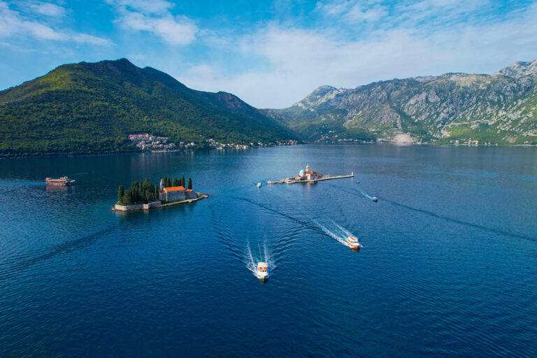 Mini-Inseln in der Bucht von Kotor
