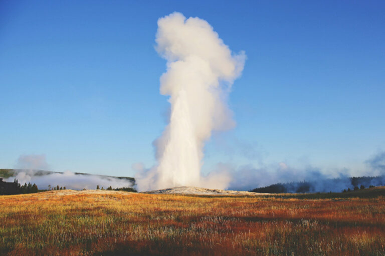 Wasserfontäne des Geysirs Old Faithful im Yellowstone Nationalpark