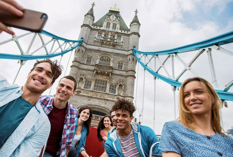 Gruppe junger Leute auf der Tower Bridge