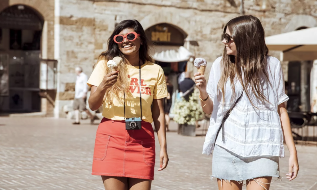 2 Mädels mit Eis in der Hand in Rom